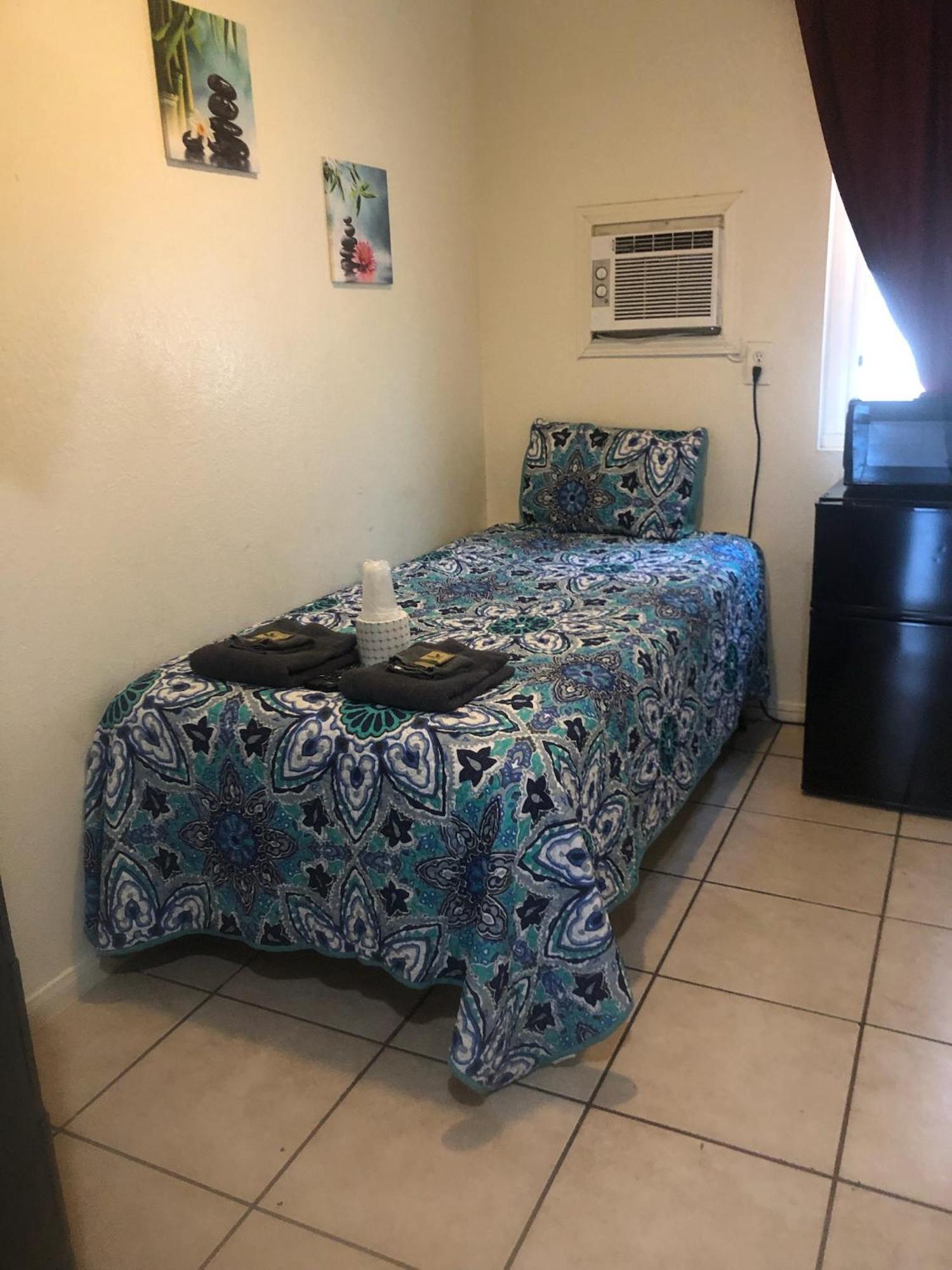 Crown Inn & Suites Spring Valley  Extérieur photo